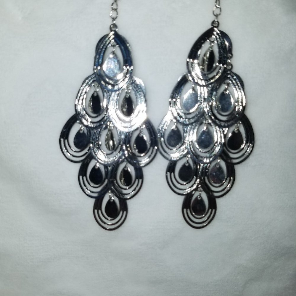 Free with $20 purchase 4" silver tear drop earrings. Nwt - Picture 4 of 5